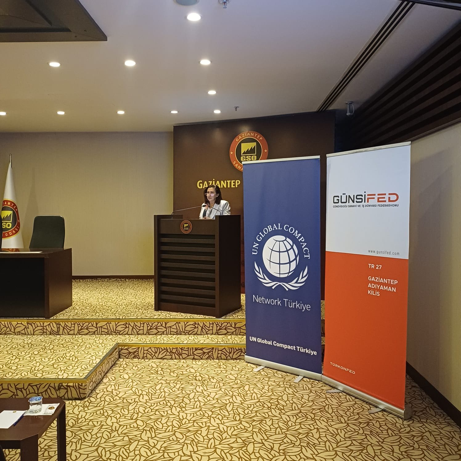 Gaziantep'te iş dünyasının geleceği konuşuldu! UN Global Compact Türkiye ( @globalcompactturkiye ) liderliğinde, GÜNSİFED ve Gaziantep Sanayi Odası (@gso_kurumsal ) ev sahipliğinde düzenlendi.